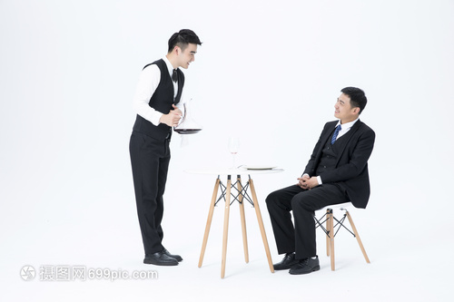 服務(wù)員服務(wù)品酒