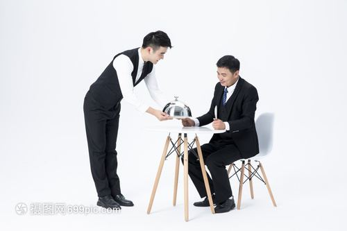 男性服務(wù)員上菜