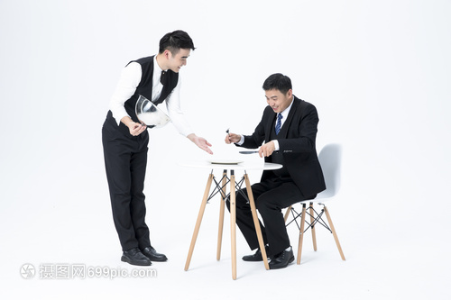 男性服務(wù)員上菜