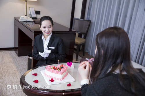 酒店服務(wù)人員給客戶過生日