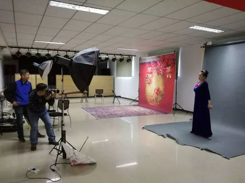 香山街道社區(qū)服務(wù)中心為老年志愿者拍攝藝術(shù)照