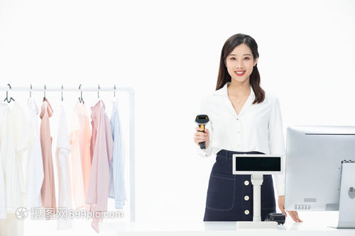 服裝店收銀員拿掃描槍