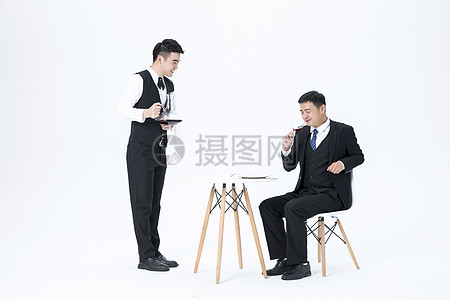 服務(wù)員服務(wù)品酒