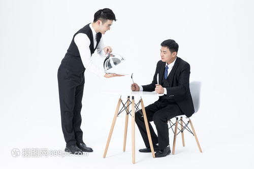 男性服務(wù)員上菜