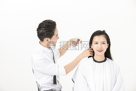 時(shí)尚理發(fā)師給顧客理發(fā)