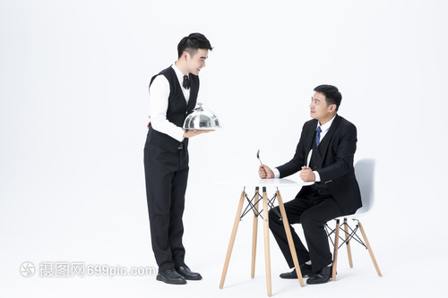 男性服務(wù)員上菜