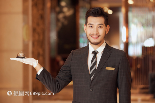 手捧服務(wù)鈴的酒店大堂經(jīng)理