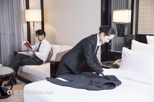 酒店服務(wù)人員疊衣服