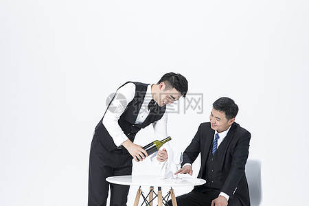 男性服務(wù)員服務(wù)倒酒
