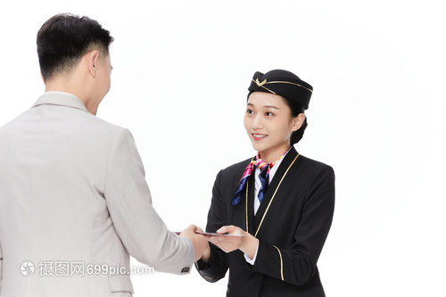 空姐與乘客遞交機票