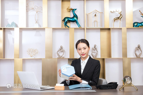前臺服務(wù)人員展示禮盒