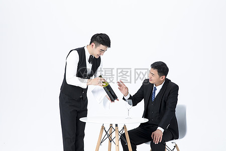 男性服務(wù)員服務(wù)倒酒